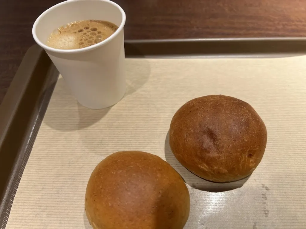 チェックイン四条烏丸の朝食（まん丸パンとカフェラテ）