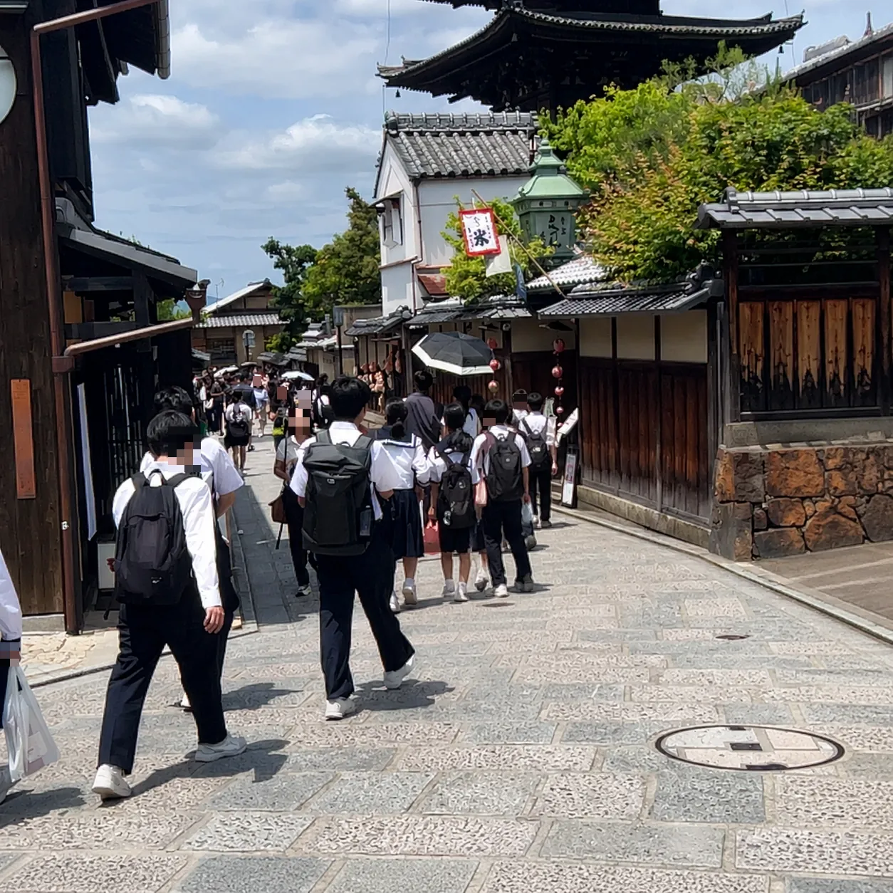 八坂の塔と石畳の通り