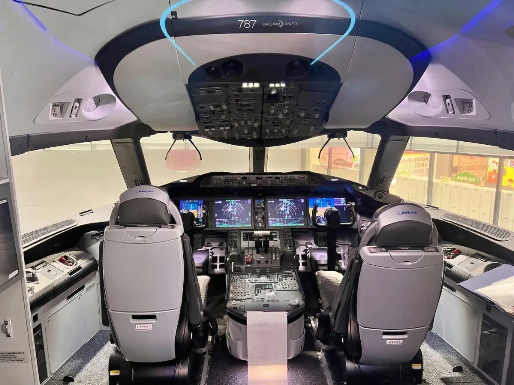 B787のコックピット正面
