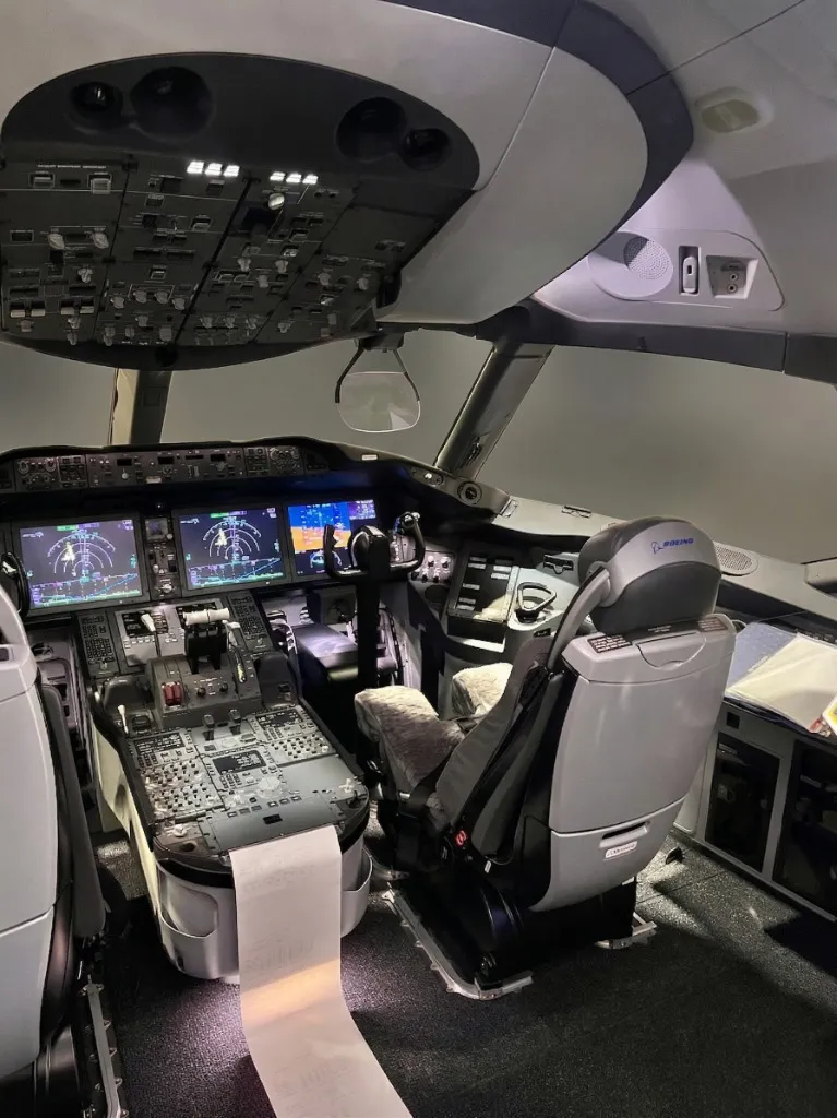 B787のコックピット側面