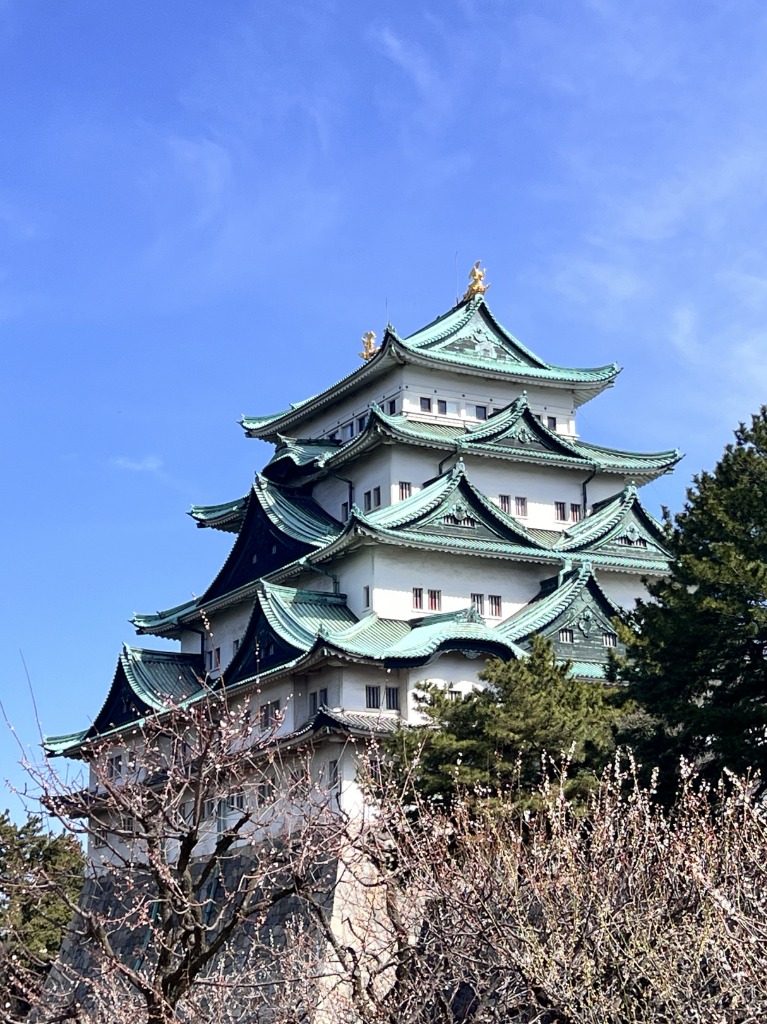 快晴の空と名古屋城天守閣