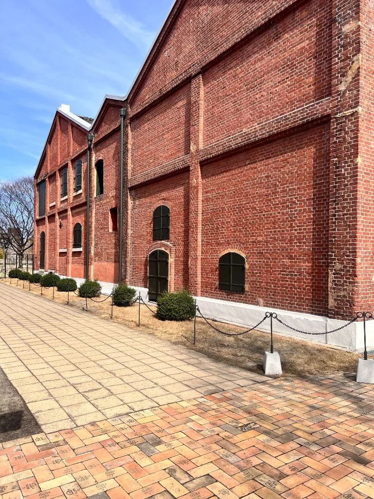 ノリタケの森のおしゃれな赤レンガ建築と煙突方面への通り