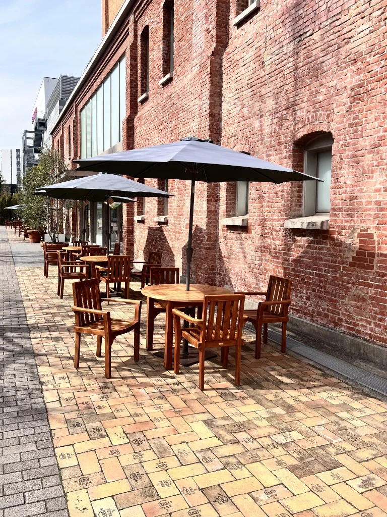 パラソルのあるおしゃれなカフェのテーブル席