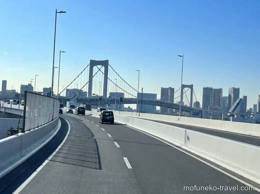 首都高速道路から撮影した青空に映えるレインボーブリッジの風景