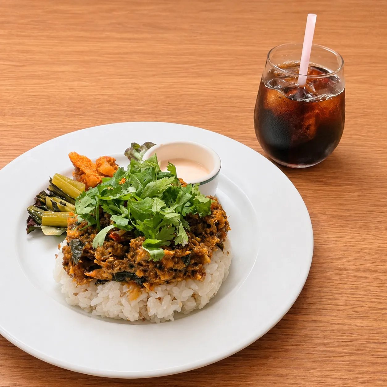 肆 YON（神保町）のサバカレー（パクチーのせ・スープ付）